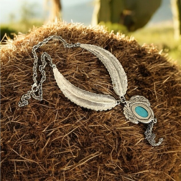 BEAUTIFUL WESTERN SILVER-TONE FEATHER & HOWLITE NECKLACE - Picture 3 of 4